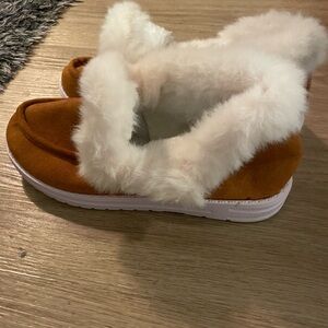 Brand New Cozy Tan Women’s Shoes with White Fur Trim